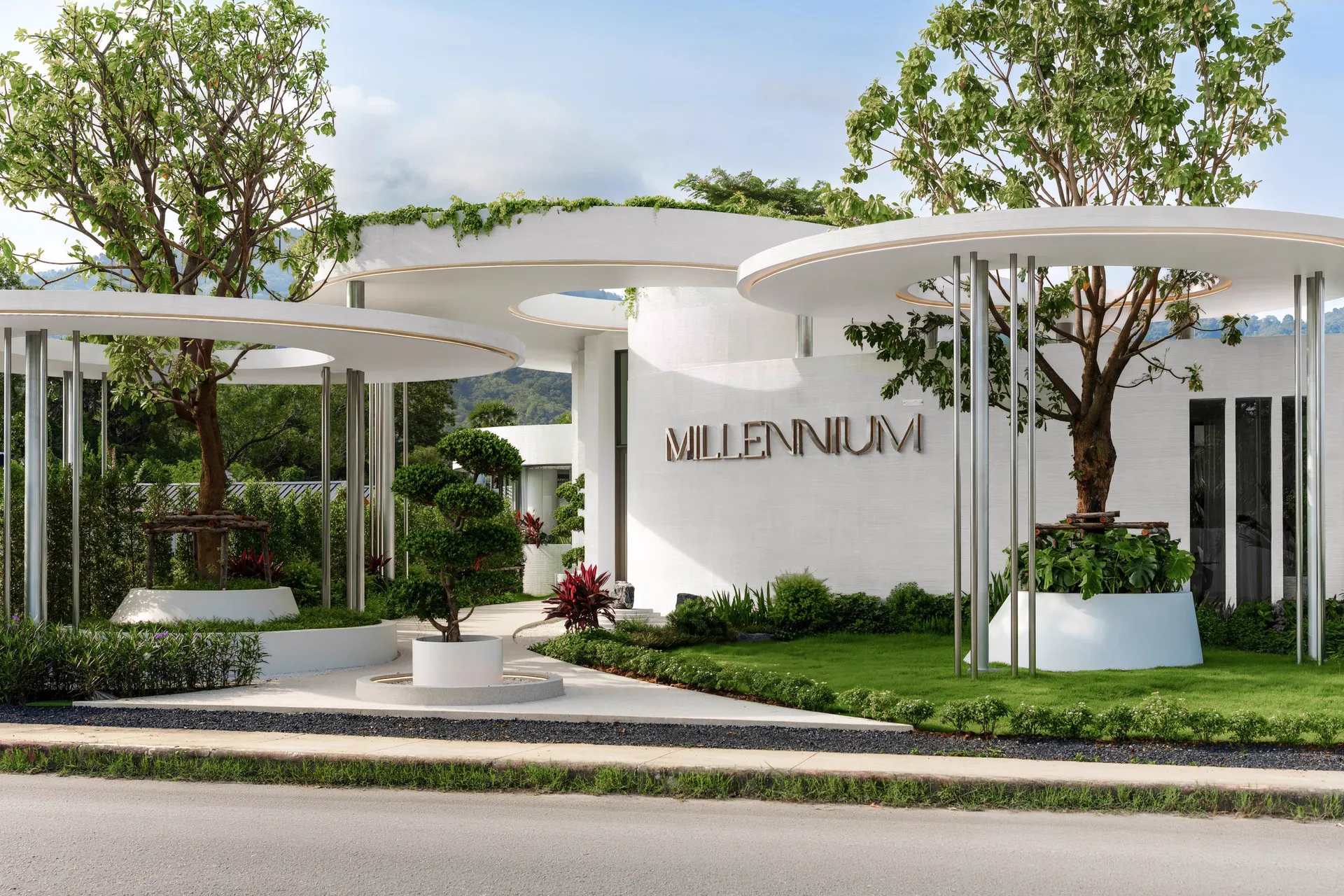 Входной павильон Millennium Phuket с белыми круглыми навесами среди деревьев